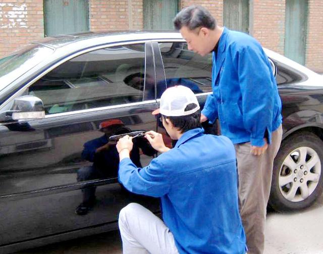 远安汽车钥匙丢在车里面怎么办?